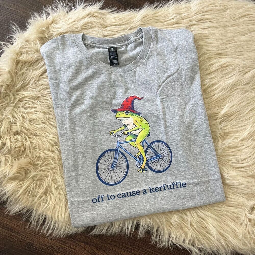 NWOT Gray "Off to Cause A Kerfuffle" Wizard Frog On Bike Graphic Tee T-shirt L